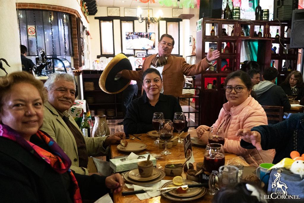 Clientes disfrutando el ambiente del Restaurante El Coronel