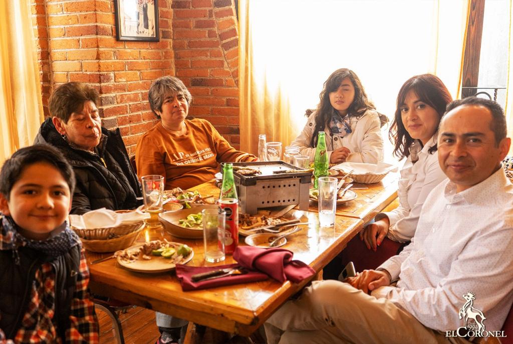 Familia disfrutando una comida en Restaurante El Coronel, Ocoyoacac