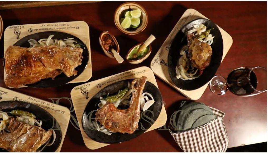 Mesa con piezas de cabrito a las brasas y tortillas – Restaurante El Coronel