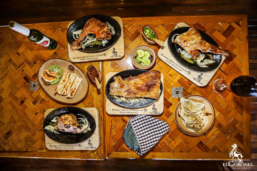 Piezas de cabrito a las brasas estilo Monterrey servidas en tabla – El Coronel